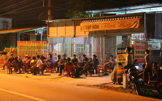 Chồng đi giao nước ngọt, vợ ở nhà chết trong tư thế treo cổ trước cửa buồng