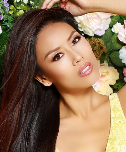 Nguyễn Thị Loan và dàn thí sinh Miss Universe khoe sắc bên hoa