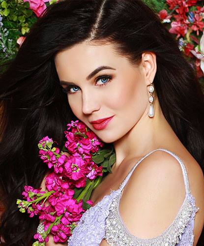 Nguyễn Thị Loan và dàn thí sinh Miss Universe khoe sắc bên hoa