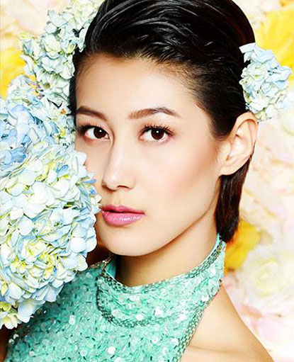 Nguyễn Thị Loan và dàn thí sinh Miss Universe khoe sắc bên hoa