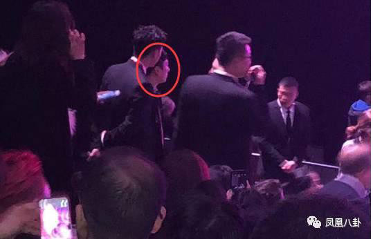 Thiếu gia giàu nhất Trung Quốc phải ngậm ngùi đứng xem Victorias Secret Fashion Show 2017