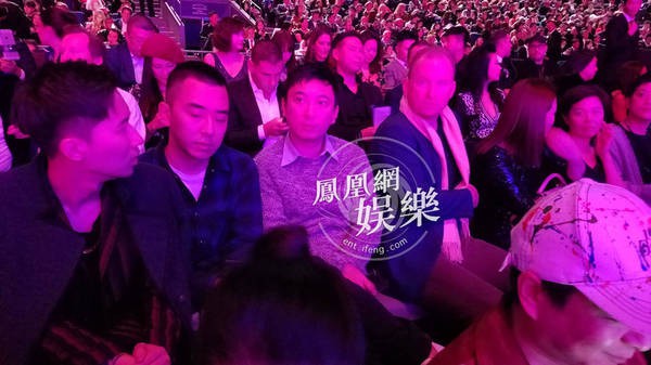 Thiếu gia giàu nhất Trung Quốc phải ngậm ngùi đứng xem Victorias Secret Fashion Show 2017