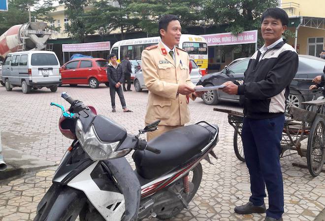 Đâm phải cụ bà đi bộ, lộ ra chiếc xe máy trộm trước đó 4 năm