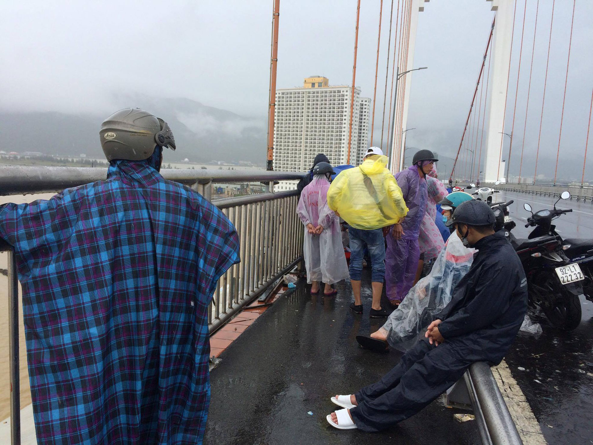 Vụ 3 thanh niên nhảy cầu: Trước khi gieo mình xuống sông, nam thanh niên 19 tuổi nhờ bạn chăm sóc giúp con nhỏ