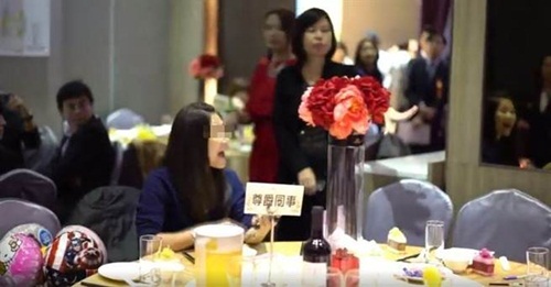 Bị phát hiện ăn chùa đám cưới, gái trẻ xấu hổ đập phá cả tiệc cưới Bị phát hiện ăn chùa đám cưới, gái trẻ xấu hổ đập phá cả tiệc cưới