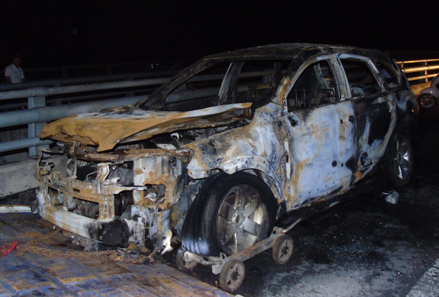 Xe 7 chỗ cháy rụi trên đường dẫn cầu Cần Thơ