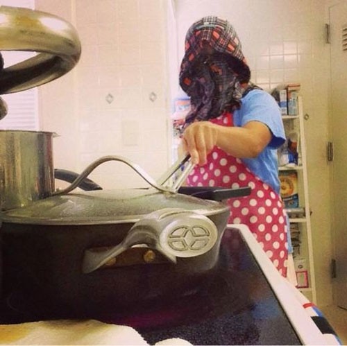 Chết cười với những cảnh khi đàn ông vào bếp: nào là giáp xanh giáp hồng, không mũ bảo hiểm cũng trùm bọc nylon