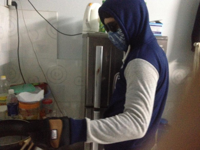 Chết cười với những cảnh khi đàn ông vào bếp: nào là giáp xanh giáp hồng, không mũ bảo hiểm cũng trùm bọc nylon