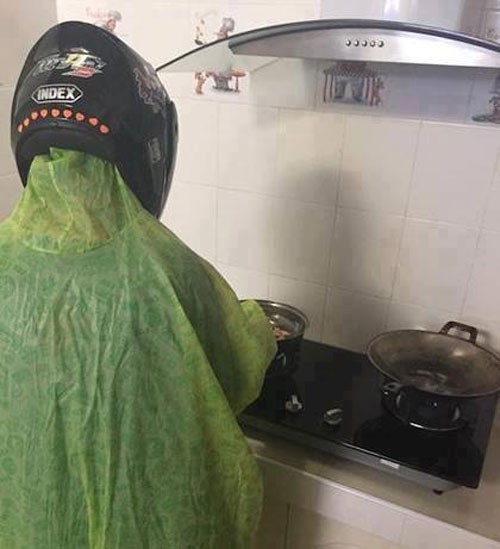 Chết cười với những cảnh khi đàn ông vào bếp: nào là giáp xanh giáp hồng, không mũ bảo hiểm cũng trùm bọc nylon