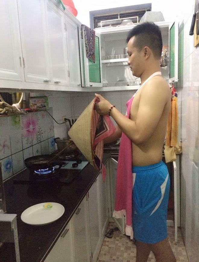 Chết cười với những cảnh khi đàn ông vào bếp: nào là giáp xanh giáp hồng, không mũ bảo hiểm cũng trùm bọc nylon