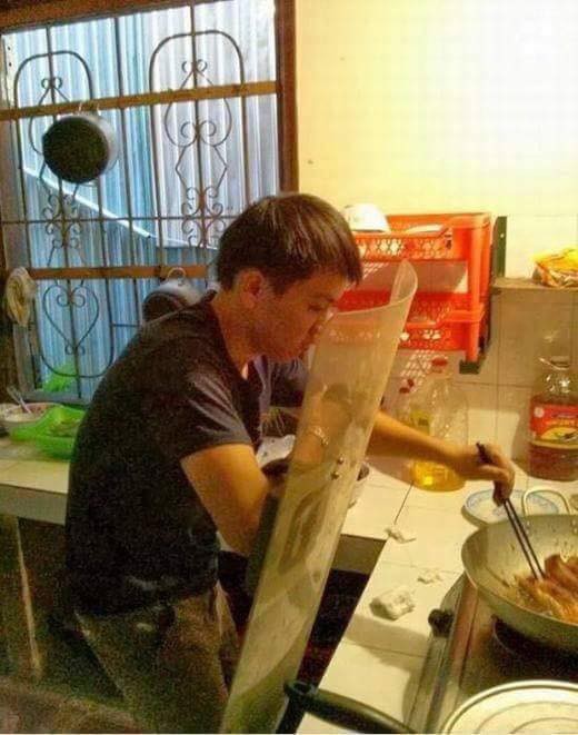 Chết cười với những cảnh khi đàn ông vào bếp: nào là giáp xanh giáp hồng, không mũ bảo hiểm cũng trùm bọc nylon