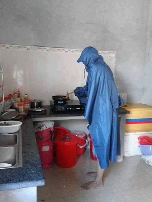Chết cười với những cảnh khi đàn ông vào bếp: nào là giáp xanh giáp hồng, không mũ bảo hiểm cũng trùm bọc nylon