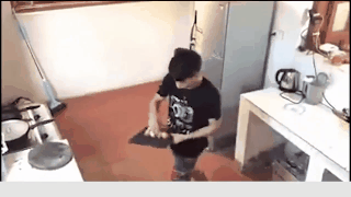 Chết cười với những cảnh khi đàn ông vào bếp: nào là giáp xanh giáp hồng, không mũ bảo hiểm cũng trùm bọc nylon