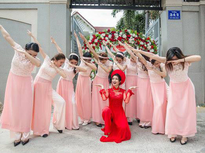Cô dâu cùng dàn hotgirl bưng quả nhảy Cô Ba Sài Gòn cực chất Cô dâu cùng dàn hotgirl bưng quả nhảy Cô Ba Sài Gòn cực chất