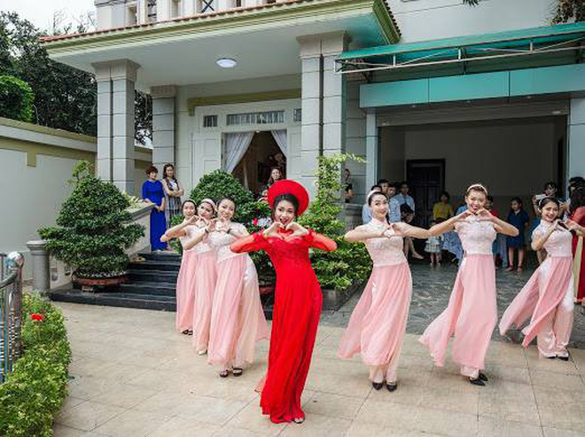 Cô dâu cùng dàn hotgirl bưng quả nhảy Cô Ba Sài Gòn cực chất Cô dâu cùng dàn hotgirl bưng quả nhảy Cô Ba Sài Gòn cực chất