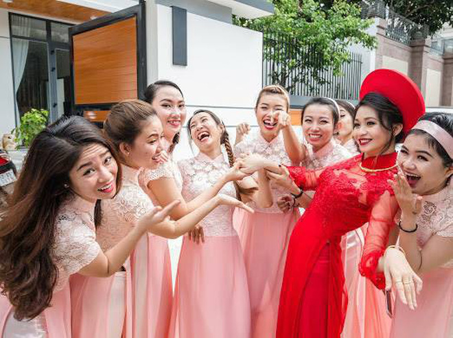 Cô dâu cùng dàn hotgirl bưng quả nhảy Cô Ba Sài Gòn cực chất Cô dâu cùng dàn hotgirl bưng quả nhảy Cô Ba Sài Gòn cực chất