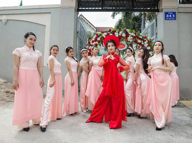 Cô dâu cùng dàn hotgirl bưng quả nhảy Cô Ba Sài Gòn cực chất Cô dâu cùng dàn hotgirl bưng quả nhảy Cô Ba Sài Gòn cực chất