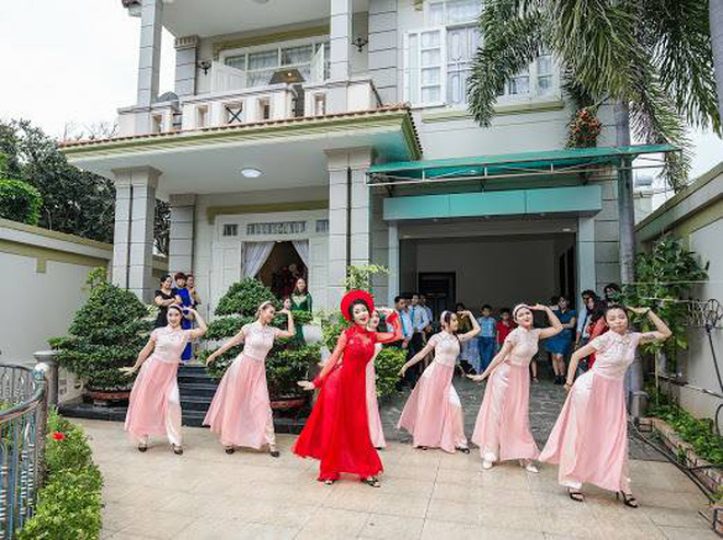 Cô dâu cùng dàn hotgirl bưng quả nhảy Cô Ba Sài Gòn cực chất Cô dâu cùng dàn hotgirl bưng quả nhảy Cô Ba Sài Gòn cực chất