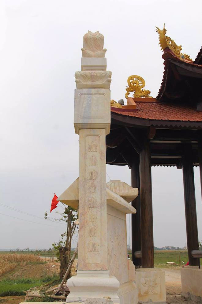 Cận cảnh cổng làng hơn 4 tỷ đồng làm từ gỗ quý ở Nghệ An