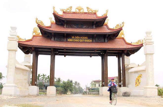 Cận cảnh cổng làng hơn 4 tỷ đồng làm từ gỗ quý ở Nghệ An