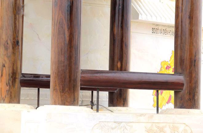 Cận cảnh cổng làng hơn 4 tỷ đồng làm từ gỗ quý ở Nghệ An