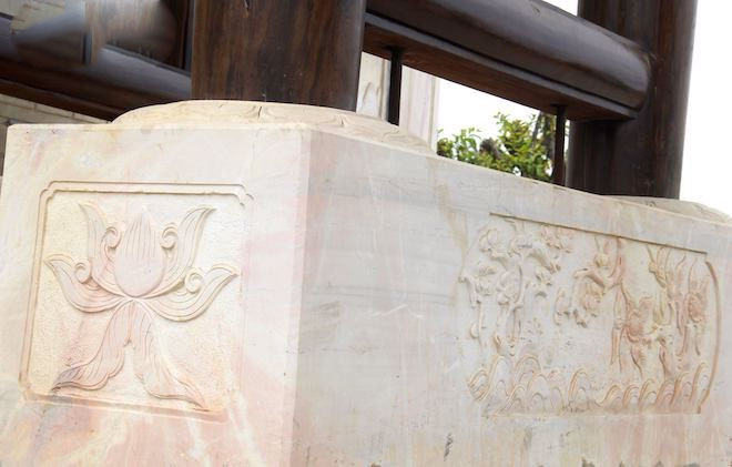 Cận cảnh cổng làng hơn 4 tỷ đồng làm từ gỗ quý ở Nghệ An