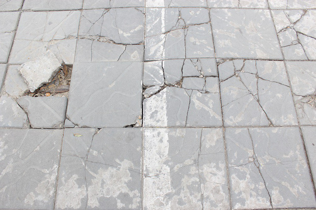 Sở Xây dựng Hà Nội lý giải việc đá vỉa hè bền vững 70 năm bị vỡ nát