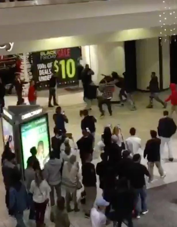 Tranh nhau đồ giảm giá ngày Black Friday, hội anh em hăng máu đánh nhau giữa trung tâm thương mại