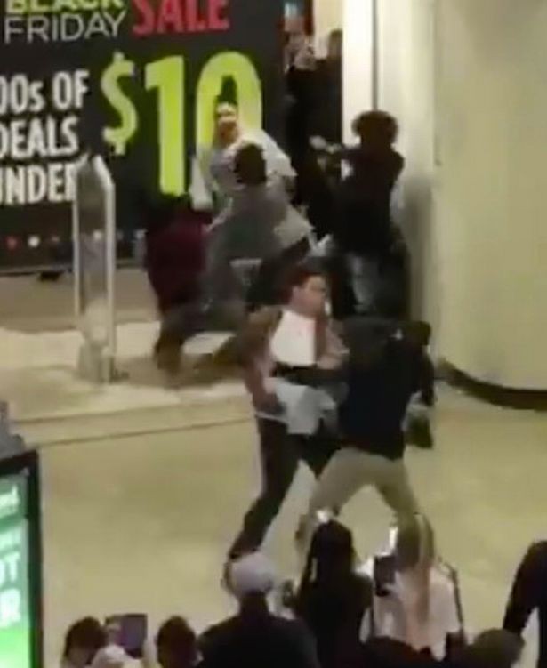 Tranh nhau đồ giảm giá ngày Black Friday, hội anh em hăng máu đánh nhau giữa trung tâm thương mại