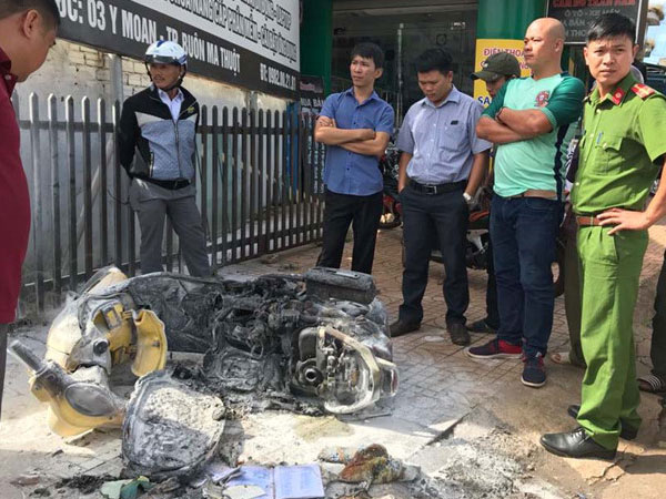 Đánh vợ cũ, đốt xe máy giữa đường