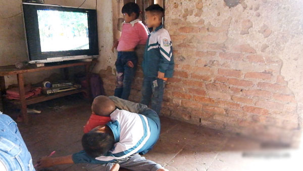 Vợ mất khi đang mang thai, ông bố Hưng Yên gà trống gồng mình nuôi 8 con thơ