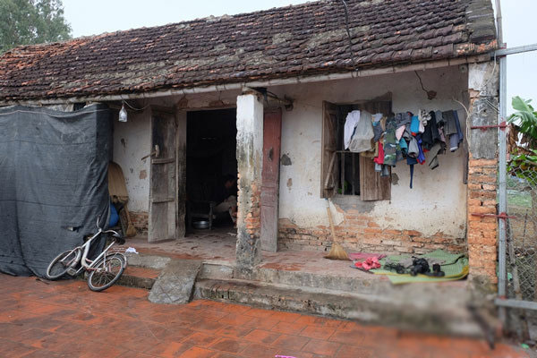 Vợ mất khi đang mang thai, ông bố Hưng Yên gà trống gồng mình nuôi 8 con thơ