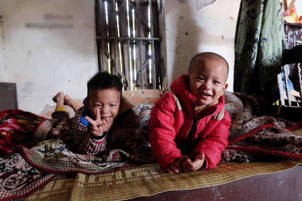 Vợ mất khi đang mang thai, ông bố Hưng Yên gà trống gồng mình nuôi 8 con thơ