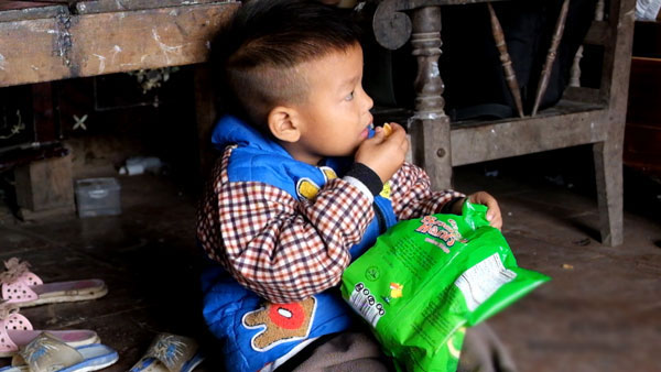 Vợ mất khi đang mang thai, ông bố Hưng Yên gà trống gồng mình nuôi 8 con thơ