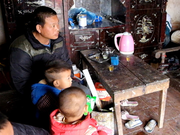 Vợ mất khi đang mang thai, ông bố Hưng Yên gà trống gồng mình nuôi 8 con thơ