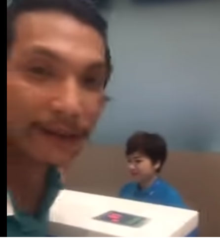 Mua vé máy bay hãng Jetstar nhưng không được bay, nam hành khách livestream tại sân bay đòi xin lỗi