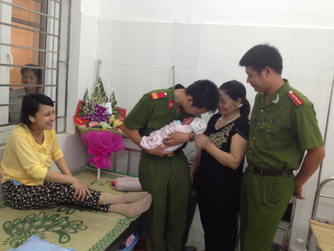 Nghẹt thở nghe lính hình sự kể chuyện đỡ đẻ