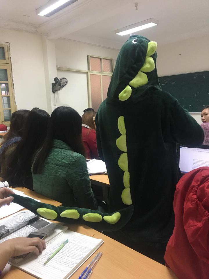 Cô bạn mặc đồ khủng long tới lớp: Trời lạnh chỉ là chuyện nhỏ thôi!