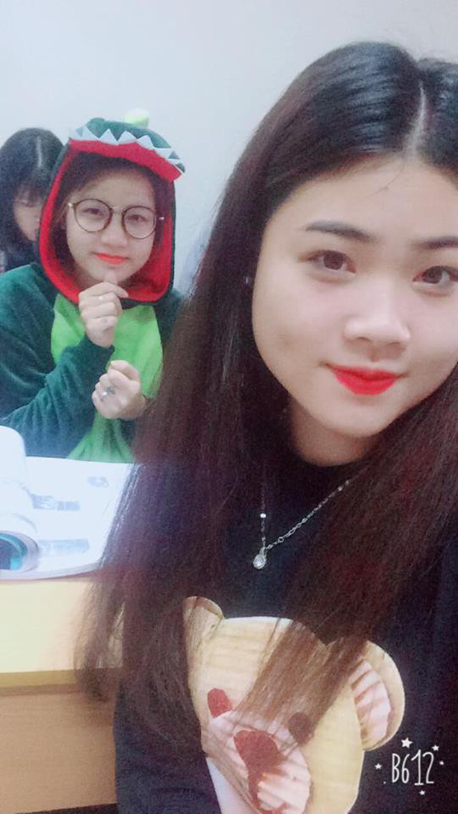 Cô bạn mặc đồ khủng long tới lớp: Trời lạnh chỉ là chuyện nhỏ thôi! Cô bạn mặc đồ khủng long tới lớp: Trời lạnh chỉ là chuyện nhỏ thôi!