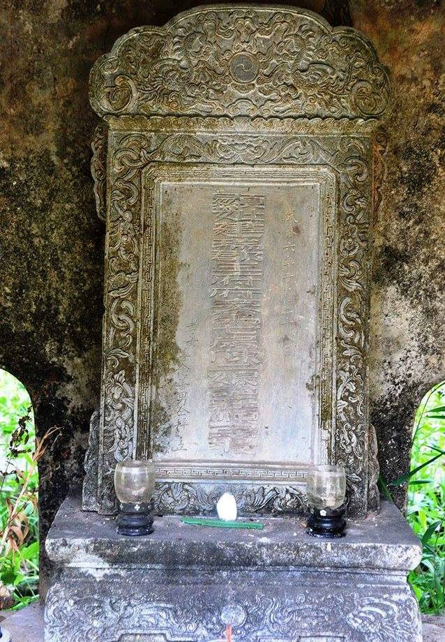 Kẻ xấu đào tấm bia mẹ vua Dục Đức để tìm kho báu?