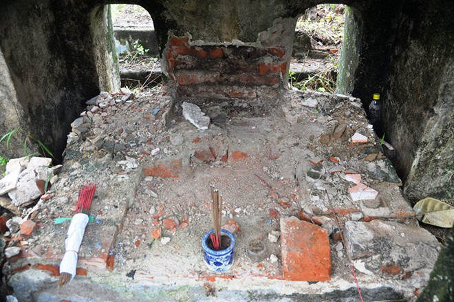 Kẻ xấu đào tấm bia mẹ vua Dục Đức để tìm kho báu?