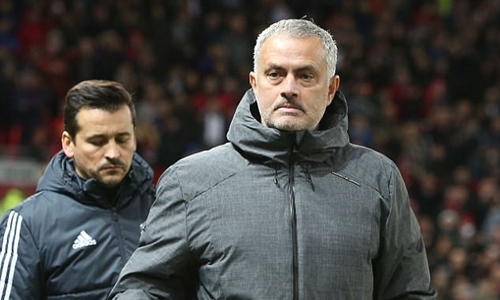Mourinho khiến 50 nhân viên Man Utd mất Giáng sinh