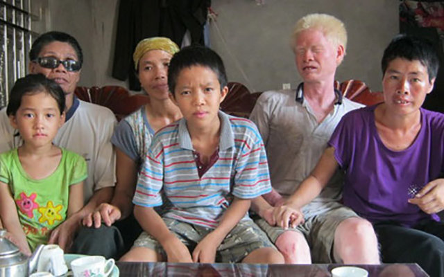 Câu chuyện về tình chị, duyên em cảm động của người đàn ông mù lòa