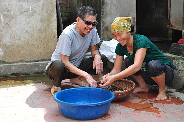 Câu chuyện về tình chị, duyên em cảm động của người đàn ông mù lòa