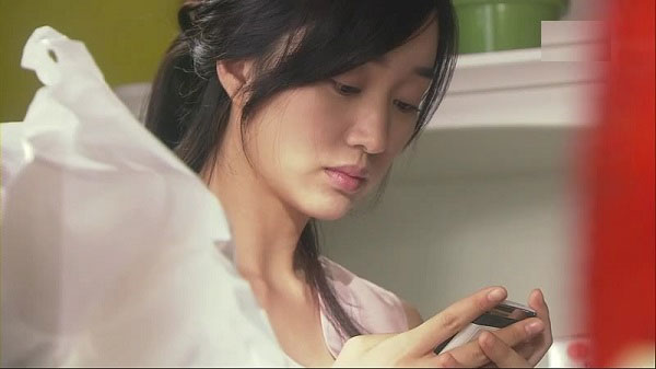 Vô tình đọc được những tin nhắn đó mà tôi phát hiện chồng mình ngoại tình với người tôi mang ơn