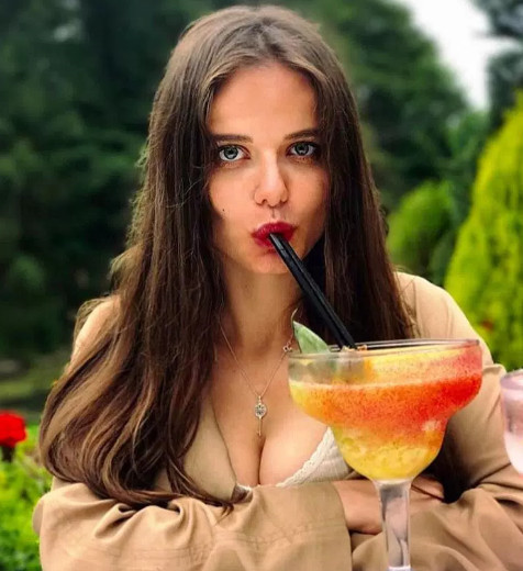 Nhan sắc xinh đẹp của phát ngôn viên 9X ở Bộ Quốc phòng Nga