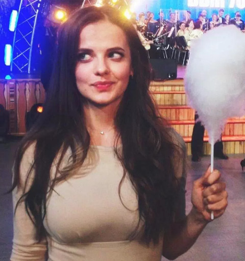 Nhan sắc xinh đẹp của phát ngôn viên 9X ở Bộ Quốc phòng Nga