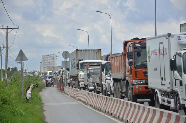 Sài Gòn: Hai xe đầu kéo đi dung dăng dung dẻ để tránh tắc đường gây tranh cãi lớn