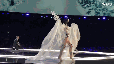 Những tai nạn nhớ đời của các siêu mẫu nội y Victorias Secret