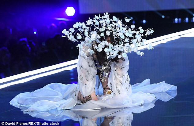 Những tai nạn nhớ đời của các siêu mẫu nội y Victorias Secret